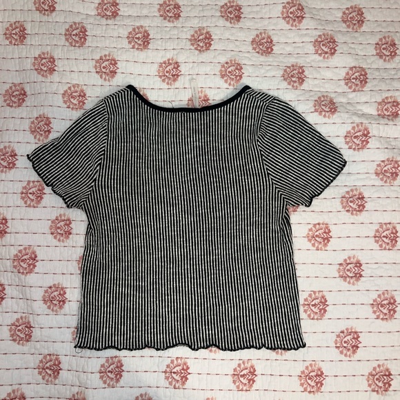 Caution to the Wind THRIFTED crop top - Picture 2 of 3